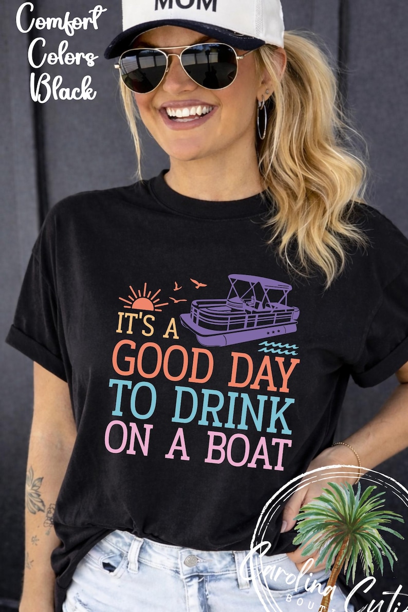 Pu&ograve; includere: T-shirt nero con la scritta "IT'S A GOOD DAY TO DRINK ON A BOAT" in lettere colorate. Il design include una barca, un sole e uccelli. La maglietta &egrave; in stile comfort colors.