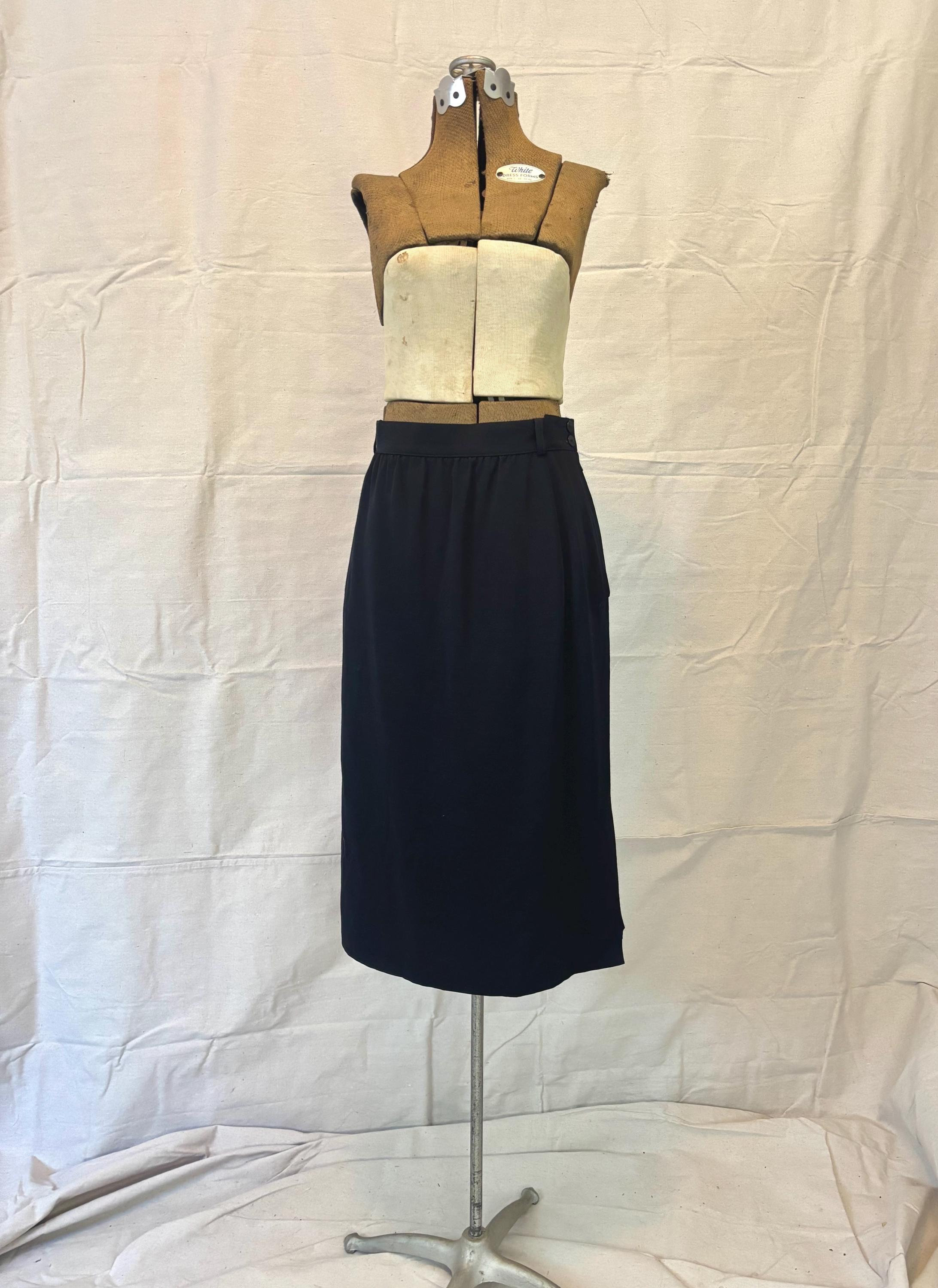 Jupe vintage en laine Laurel Escada : détail boutons bleu marine doré (taille 12-14) - France