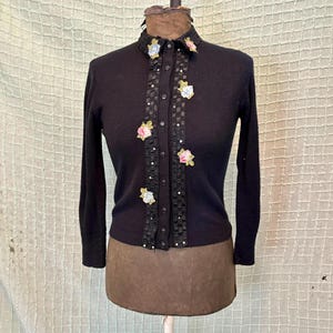 ヴィンテージ 50 年代 アイボリー フローラル ビーズ カシミア クロップド ロカビリー カーディガン セーター、Sophia Hou サイズ M