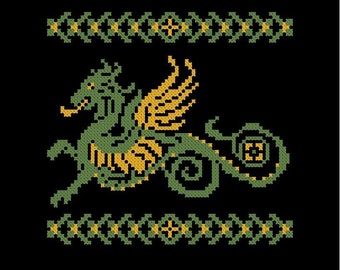 Puede incluir: Diseño bordado en verde y dorado de una criatura mítica alada con cola enroscada. El diseño está rodeado por un borde verde y dorado.