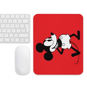 Puede incluir: Alfombrilla de ratón roja con una silueta en blanco y negro de Mickey Mouse. Mickey está en una pose juguetona con los brazos y las piernas extendidos.