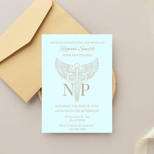 Plantilla de invitación de graduación de enfermería practicante en color menta / Beige menta con caduceo / Invitación digital para enfermeras practicantes (NP) y enfermeras practicantes (APRN) graduadas de la facultad de medicina.