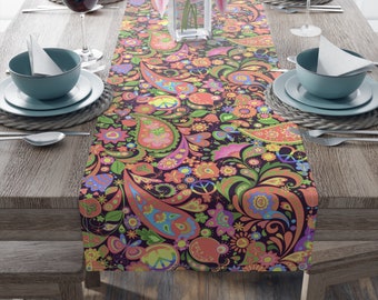 Grillige paisley-tafelloper: veelkleurig decor uit de jaren 70
