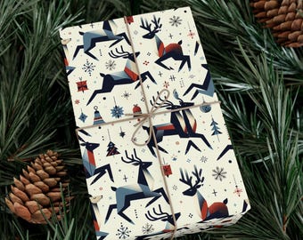 Op de afbeelding: Een ingepakt cadeau met een feestelijk hertenpatroon in marineblauw, rood en wit. Het cadeau is vastgebonden met touw en geplaatst tegen een achtergrond van dennennaalden en dennenappels, wat een vakantiethema creëert.