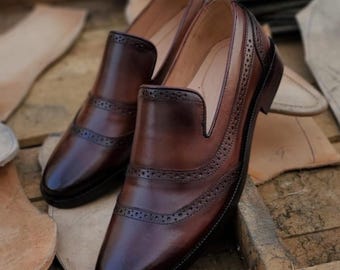 Mocassini con catena in pelle di mucca marrone fatti a mano / Eleganti scarpe formali