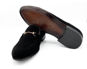 Mocassini con morsetto di cavallo in pelle scamosciata nera fatti a mano / Scarpe eleganti da uomo