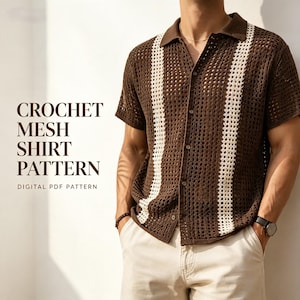 Peut inclure: Une chemise à manches courtes boutonnée en maille crochet marron avec deux bandes verticales blanches. Le texte CROCHET MESH SHIRT PATTERN DIGITAL PDF PATTERN est imprimé sur le côté gauche de l'image dans une police marron foncé.