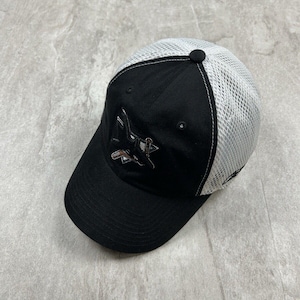 Puede incluir: Gorra de béisbol negra con la parte trasera de malla blanca y una visera curva. La parte delantera de la gorra presenta un logotipo bordado. La gorra tiene un botón en la parte superior y un diseño estructurado.