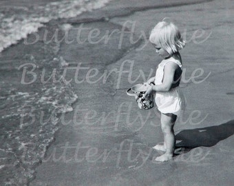 Digitaler Download Süßes Blondes Mädchen am Strand mit Mickey Mouse Bucket/Pail 1940er 300dpi