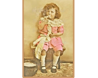 Digital Download Süßes Kleines Edwardian Girl in Rosa Kleid, Blasen mit Tonpfeife,druckbar Download.300dpi,Nostalgische Kindheit