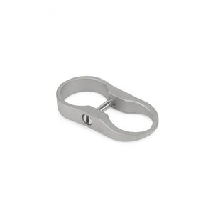 Puede incluir: Un anillo de metal plateado con un pequeño tornillo en el centro. El anillo está diseñado para sujetar dos objetos juntos.