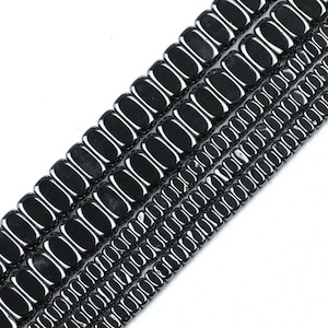 Peut inclure: Un brin de perles d'hématite noire, chaque perle est rectangulaire et polie pour une finition lisse et brillante.