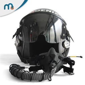 Könnte beinhalten: Glänzender schwarzer Helm mit klarem Visier und dem Wort "Phoenix" auf der Oberseite. Der Helm hat eine angeschlossene Sauerstoffmaske und einen gewellten grauen Schlauch. Für Luftfahrt oder Rennsport.