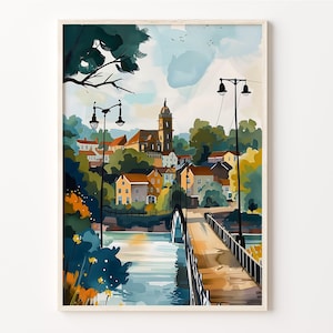 Op de afbeelding: Een aquarel schilderij van een klein stadje met een kerktoren, een brug en een rivier. De gebouwen zijn geschilderd in tinten geel, oranje en bruin. De lucht is lichtblauw met witte wolken. Het schilderij is ingelijst in een wit frame.