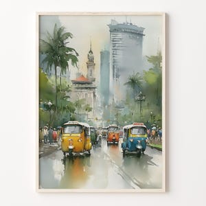 Könnte beinhalten: Ein Aquarellgemälde, das eine belebte Straßenszene mit gelben und blauen Autorikschas auf einer nassen Straße zeigt. Hohe Gebäude, ein Kirchturm und üppige grüne Palmen sind im Hintergrund unter einem weichen, dunstigen Himmel zu sehen.