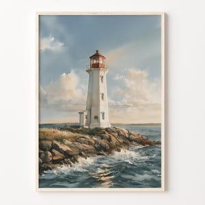 Puede incluir: Una impresión de arte mural vertical que representa un faro blanco con una linterna roja sobre una costa rocosa. La escena muestra olas azules oscuras rompiendo contra la orilla bajo un cielo nublado con una suave luz dorada.