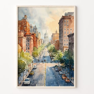 Puede incluir: Una pintura de acuarela de una escena de calle de la ciudad con edificios altos a cada lado de una carretera bordeada de árboles. Los edificios están pintados en tonos de marrón y amarillo, y los árboles son verdes. Hay coches conduciendo por la carretera, y el cielo es azul claro con nubes blancas.