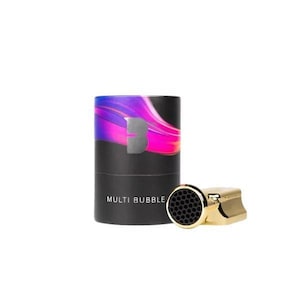 Peut inclure: Un appareil Multi Bubble noir et doré avec un contenant cylindrique. Le contenant est noir avec un design coloré et le texte "MULTI BUBBLE". L'appareil est doré et présente un motif en nid d'abeille.