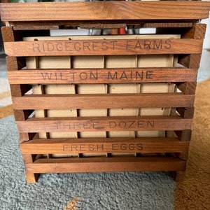 Antyczna drewniana skrzynka na jajka