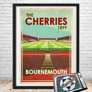 Può includere: Un poster in stile vintage con una combinazione di colori rosso, bianco e blu. Il poster presenta uno stadio di calcio con il testo "THE CHERRIES 1899 BOURNEMOUTH".