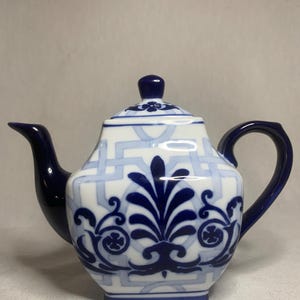 Vintage Bombay Blue&White Chinoiserie Floral Teapot