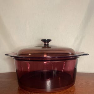 Pentola in ghisa Corning Visions Cranberry da 5 litri, modello vintage.