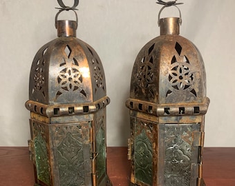 Par handgjorda marockanska hängande lyktor i koppar och glas med utsmyckade blommönster