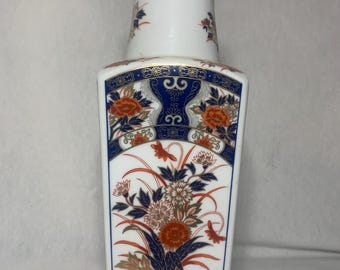 希少な日本の壷 伊万里：日本の磁器の花瓶、青と赤の花柄装飾、1900