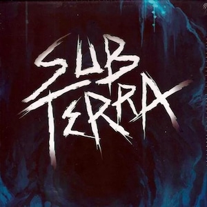 Könnte beinhalten: Eine dunkelblaue und schwarze Illustration einer Höhle mit einem Wasserfall. Der Text "SUB TERRA" ist in weiß in einer stilisierten Schrift geschrieben. Der Text "TIM PINDER" ist in weiß am unteren Rand des Bildes geschrieben. Ein goldener Award-Aufkleber mit dem Text "UK GAMES EXPO AWARDS 2017 BEST" befindet sich in der linken unteren Ecke.