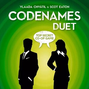 Può includere: Una scatola di gioco verde e gialla con il titolo "Codenames Duet" in testo bianco. La copertina presenta due silhouette di persone in abito, un fumetto con il testo "Top Secret Co-op Game", e il logo "CGE Czech Games Edition".