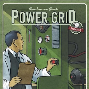 Peut inclure: Une boîte de jeu de société verte et marron avec le titre "Power Grid: Recharged Version" en texte blanc. La boîte présente une illustration d'un homme en blouse blanche qui actionne un grand panneau de contrôle vert avec des boutons rouges et des jauges. Le logo de Rio Grande Games est en bas de la boîte.