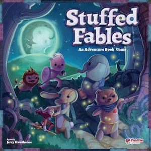 Puede incluir: Caja del juego de mesa "Stuffed Fables" con una escena de bosque nocturno. La portada presenta personajes de animales de peluche ilustrados, incluyendo un cerdo, un elefante, un león, un oso y un conejo, bajo una luna brillante. El juego se describe como "An Adventure Book Game".
