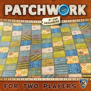 Op de afbeelding: Een speldoos voor het bordspel Patchwork van Uwe Rosenberg. De doos heeft een patchwork-ontwerp en de tekst "Patchwork" in grote, witte letters. De tekst "Voor Twee Spelers" staat onder het patchwork-ontwerp.