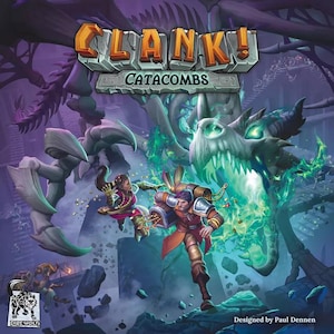 Peut inclure: Un jeu de société appelé "Clank! Catacombes" mettant en scène un dragon squelettique vert et blanc aux yeux brillants. Deux aventuriers s'enfuient du dragon dans un décor sombre et caverneux.