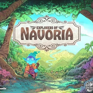 Op de afbeelding: Een fantasievolle illustratie van een bordspel genaamd "Explorers of Navoria". De afbeelding toont een blauw en groen wezen met een staf, staande in een weelderig groen bos met een kronkelende rivier. De titel van het spel is geschreven in een decoratief lettertype op een bord met sierlijke krulwerk.