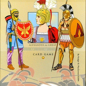 Può includere: Una scatola di gioco di carte con una copertina di sfondo dorato con un titolo che recita "Battle Line" di Reiner Knizia. La copertina presenta tre guerrieri, uno con uno scudo rosso, uno con uno scudo dorato e uno con uno scudo blu. Il testo "Alessandro Magno" è stampato sotto i guerrieri. Il testo "Gioco di carte" è stampato sotto il titolo.