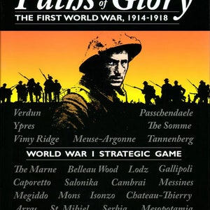 Könnte beinhalten: Ein Brettspiel-Karton mit schwarzem Hintergrund und einer Silhouette von Soldaten in einem Schützengraben. Der Titel des Spiels lautet "Paths of Glory: The First World War, 1914-1918." Das Spiel ist ein strategisches Spiel aus dem Ersten Weltkrieg.