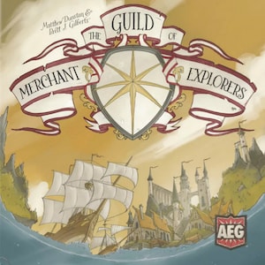 Op de afbeelding: De doos van het bordspel The Guild of Merchant Explorers toont een gestileerde illustratie van een schip dat naar een stad vaart met een kompasroos en de titel van het spel in een banner.