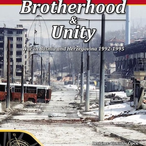 Peut inclure: Une couverture de jeu de société représentant une scène de rue de ville détruite avec un bus rouge et une étoile rouge dans le coin supérieur gauche. Le titre du jeu est "Fraternité et unité : Guerre en Bosnie-Herzégovine 1992-1995". Le jeu est conçu par Tomislav Čipčić et publié par Compass Games.