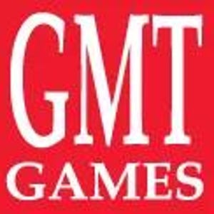 Può includere: Un logo quadrato rosso con il testo bianco "GMT GAMES". Il testo è impilato verticalmente, con "GMT" sopra e "GAMES" sotto. Il logo è semplice e audace, adatto a un'azienda di giochi.