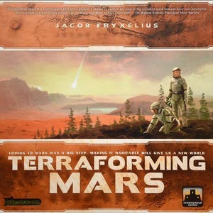 Pode incluir: Uma caixa de jogo de tabuleiro com um esquema de cores vermelho, laranja e marrom. A capa apresenta uma cena de paisagem de um planeta vermelho com um meteorito caindo do céu. O título do jogo é "Terraforming Mars" em letras brancas grandes. O texto "Coming to Mars was a big step. Making it habitable will give us a new world." está impresso em branco na parte superior da caixa. O jogo é publicado pela Stronghold Games.