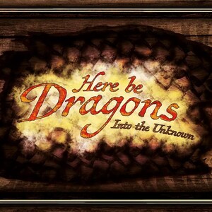 Może przedstawiać: Ilustracja w stylu vintage z żółto-pomarańczową kolorystyką. Tekst głosi "Here be Dragons Into the Unknown".