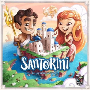 Op de afbeelding: Een kleurrijke illustratie van een bordspel genaamd Santorini. Het spel toont twee cartoonfiguren, een man en een vrouw, die een witte structuur bouwen op een blauw en groen eiland. De titel van het spel is geschreven in grote witte letters.