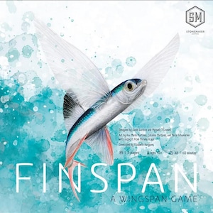 Könnte beinhalten: Ein Brettspiel namens "Finspan: A Wingspan Game" mit einer Aquarell-Illustration eines fliegenden Fisches vor einem blauen und weißen Hintergrund. Das Spiel ist für 1-5 Spieler, ab 10 Jahren und dauert 45-60 Minuten.
