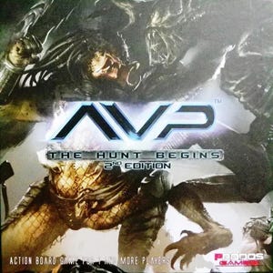 Könnte beinhalten: Ein Brettspiel-Karton mit einem Predator und einem Alien in einer Kampfszene. Das Spiel heißt "AVP: The Hunt Begins 2nd Edition" und ist ein Action-Brettspiel für 1 oder mehr Spieler. Die Schachtel wurde von Prodos Games entworfen.