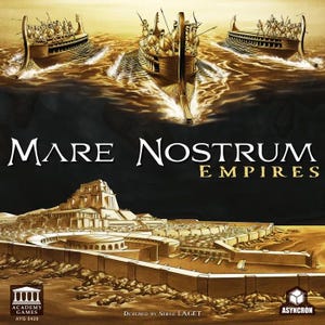 Puede incluir: Una caja de juego de mesa con un esquema de color dorado y negro. El título del juego es "MARE NOSTRUM EMPIRES". La portada presenta una escena de ciudad con un gran edificio en el centro y tres barcos navegando en el agua. El juego está diseñado por Serge Laget y publicado por Academy Games.