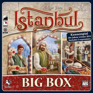 Op de afbeelding: Het bordspel "Istanbul Big Box" heeft een kleurrijke illustratie met de titel van het spel in grote, sierlijke letters. De dooskunst bevat afbeeldingen van personages in een marktplaatsomgeving, met tekst die aangeeft dat het uitbreidingen bevat en een prijs heeft gewonnen.