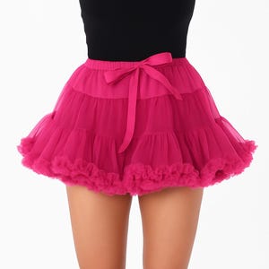 Può includere: Una vivace gonna tutù magenta con più strati di tulle arricciato. La gonna ha un fiocco in nastro di raso in vita. Adatta per danza o costumi.