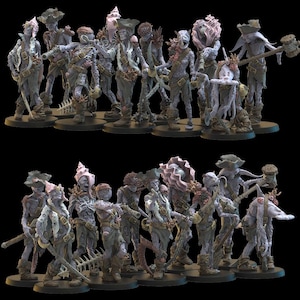 Könnte beinhalten: Eine Sammlung detaillierter, grauer Miniatur-Piratenfiguren, jede mit einzigartigen Merkmalen wie Hüten, Waffen und von Meereskreaturen inspirierten Elementen. Die Figuren sind in zwei Reihen auf schwarzen Sockeln angeordnet.