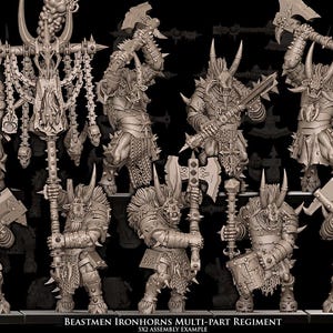 Op de afbeelding: Een verzameling ongeverfde grijze plastic miniatuurfiguren getiteld Beastmen Ironhorns Multi-part Regiment. De figuren zijn antropomorfe stierachtige wezens die harnassen met stekels dragen en verschillende wapens zoals bijlen en knotsen vasthouden.